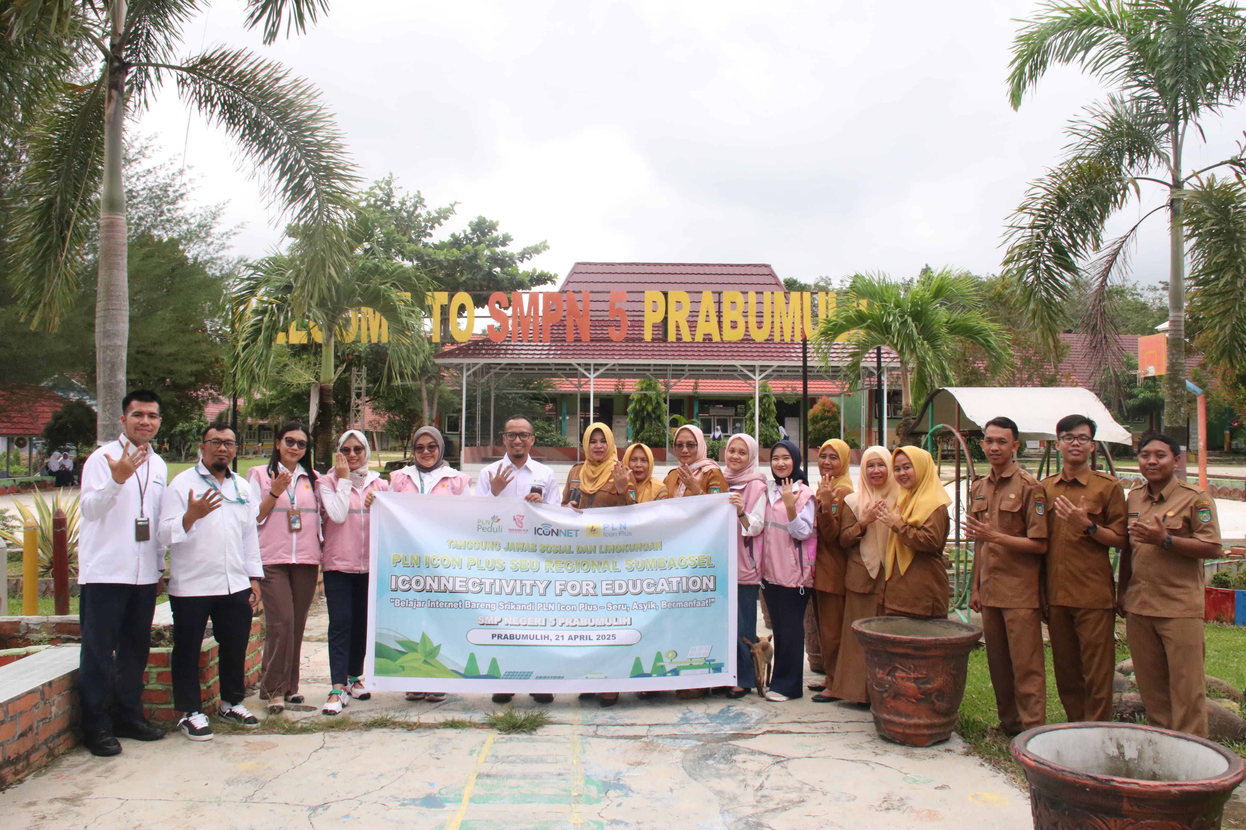 ICONNET Bersama Srikandi Lakukan Kelas Mengajar di Perayaan Hari Kartini di SMPN 5 Prabumulih